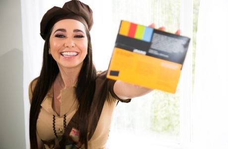 Девушка-одиночка задирает юбку своего Брауни, чтобы продемонстрировать свою обтянутую стрингами попку картинка 12