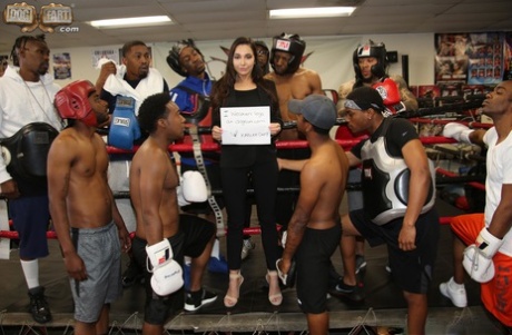 Брюнетка шлюха встает на колени, чтобы отсосать кучу черных членов картинка 1