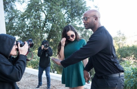 Грудастая Карли Грей сосет большой черный член и получает жесткий межрасовый трах картинка 1