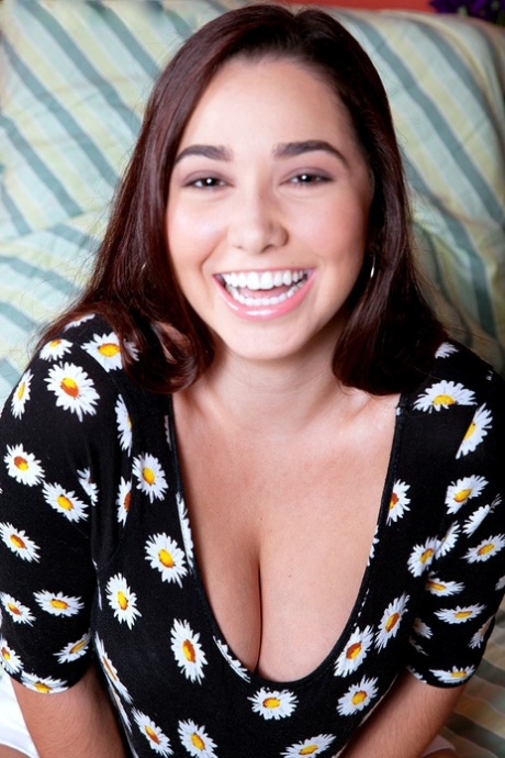 Неопытная Карли Грей отодвигает свои трусики в сторону, сидя на своей кровати картинка 4