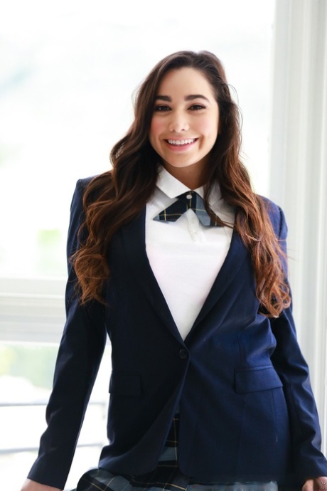 Девушка-одиночка Карли Грей снимает школьную одежду, чтобы позировать обнаженной в гольфах до колен картинка 1