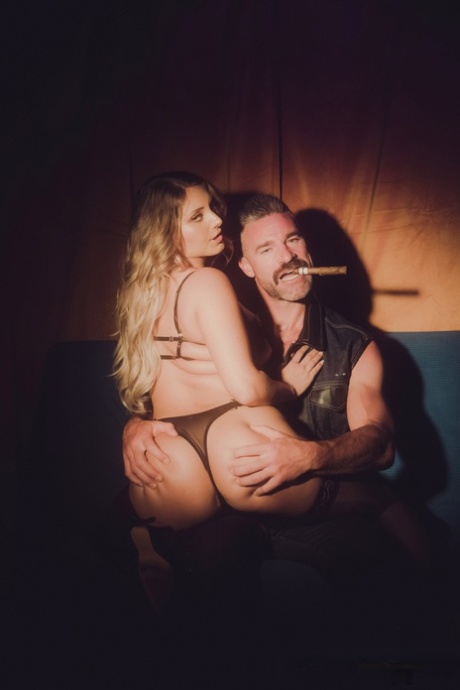 Белокурая цыпочка Кейли Ганнер занимается грубым сексом в чулках картинка 3