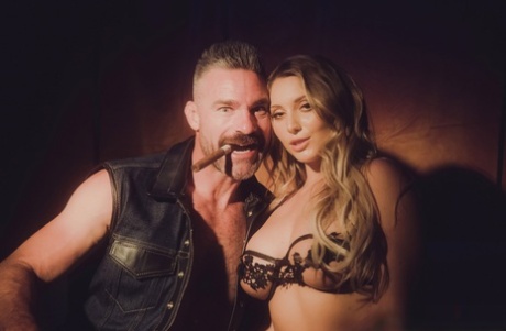 Белокурая цыпочка Кейли Ганнер занимается грубым сексом в чулках картинка 1