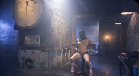 Латиноамериканка Кейша Грей спасает свой студенческий образ жизни, становясь секс-рабыней картинка 7