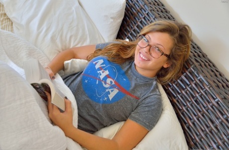 Великолепная пухленькая подросток демонстрирует свои идеально круглые натуральные сиськи картинка 3