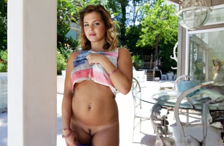 Сказочная молоденькая Кейша Грей показывает свою любительскую смазанную задницу картинка 5