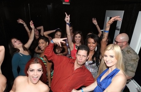 Противных хардкорных красоток трахают глубоко в их киски на секс-вечеринке картинка 1