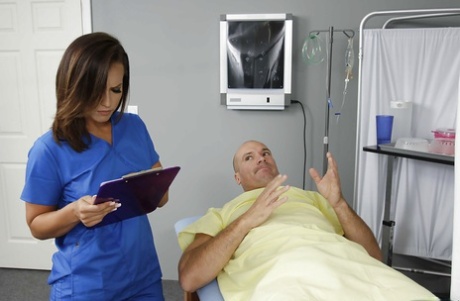 Порнозвезда Келси Монро принимает сперму на сиськи от большого члена после снятия униформы картинка 1