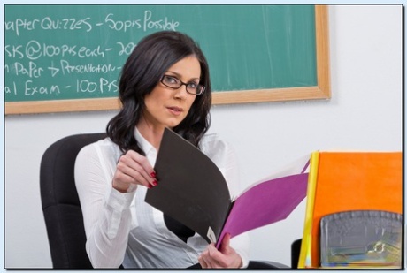 Сладострастная учительница Кендра Ласт избавляется от своего строгого костюма и нижнего белья картинка 1