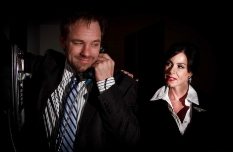 Дружелюбная милфа с большими сиськами Кендра Ласт обожает жесткий трах в жопу картинка 1