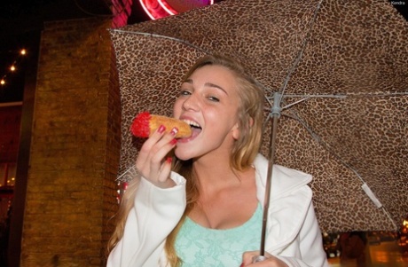 После долгих поддразниваний молодая блондинка обнажает свои красивые дыни картинка 6