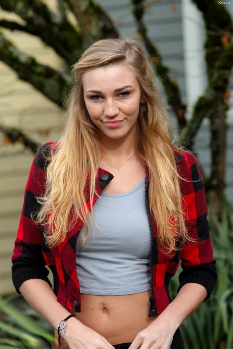 Симпатичная блондинка в штанах для йоги раздвигает свою тугую киску на открытом воздухе картинка 12