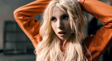 Худенькую блондинку Кензи Ривз принуждает к лесбийскому сексу полицейская Эбигейл Мак картинка 1