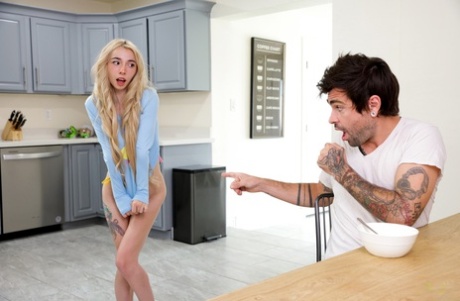 Возбужденная блондинка Кензи Ривз соблазняет своего сводного брата без штанов картинка 3