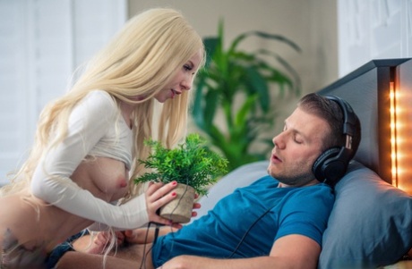 Стройная блондинка Кензи Ривз соблазняет своего сводного брата в гольфах до колен картинка 8