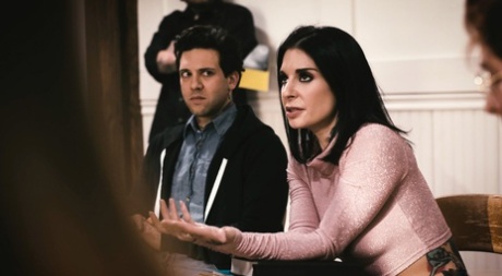 Татуированная брюнетка занимается сексом со своим парнем после того, как он закончил трахать блондинку картинка 7