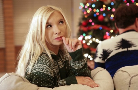 Рождественский секс втроем с красивыми малышками-подростками Энджел Смоллс и Кензи Ривз картинка 7