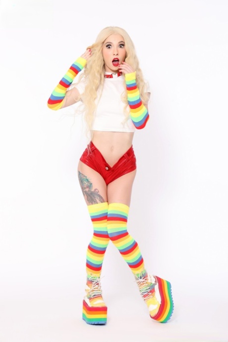 Гибкую блондинку трахают два больших черных члена в носках выше колена картинка 1