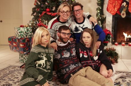 Рождественский секс втроем с красивыми малышками-подростками Энджел Смоллс и Кензи Ривз картинка 1