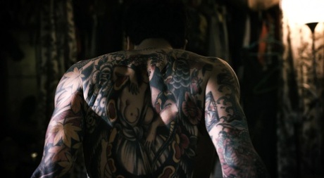 Три девушки доставляют удовольствие друг другу, когда их не трахает их приятель картинка 14