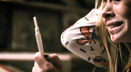 Три девушки доставляют удовольствие друг другу, когда их не трахает их приятель картинка 15