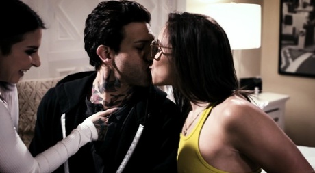 Три девушки доставляют удовольствие друг другу, когда их не трахает их приятель картинка 1