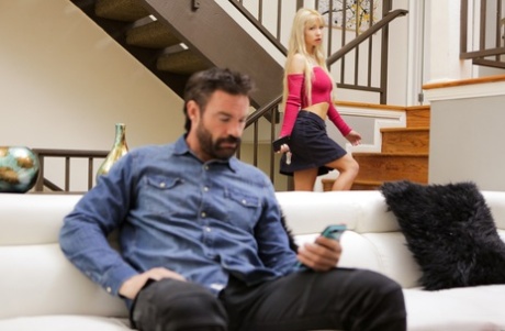 Молоденькая блондинка Кензи Ривз трахается со своим отчимом в носках выше колена картинка 1