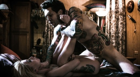 Татуированная брюнетка занимается сексом со своим парнем после того, как он закончил трахать блондинку картинка 4