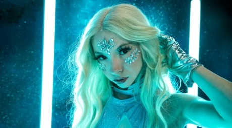 Миниатюрная блондинка Кензи Ривз сама моделирует перед неприятным сексом из жопы в рот картинка 5