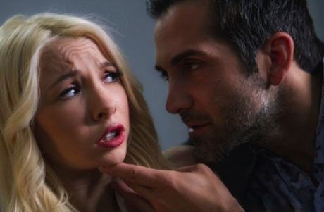 Худенькая блондинка Кензи Ривз брызжет спермой на свою киску после траха картинка 5