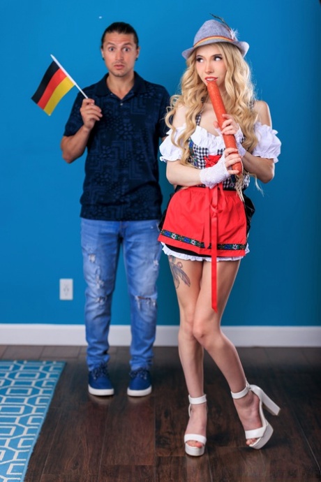 Молодая девушка с длинными волнистыми светлыми волосами Кензи Ривз занимается сексом в обалденной шляпе картинка 5