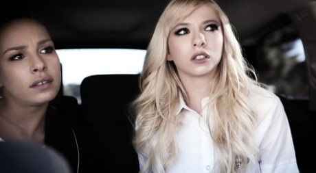 18-летних блондинок Кармен Кальенте и Кензи Ривз обманом заманивают в секс втроем картинка 1