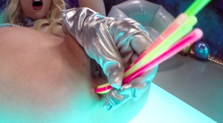 Миниатюрная блондинка Кензи Ривз сама моделирует перед неприятным сексом из жопы в рот картинка 8