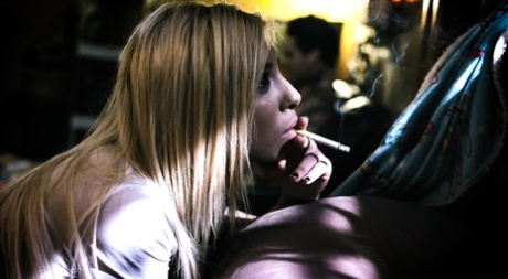 Татуированная брюнетка занимается сексом со своим парнем после того, как он закончил трахать блондинку картинка 1