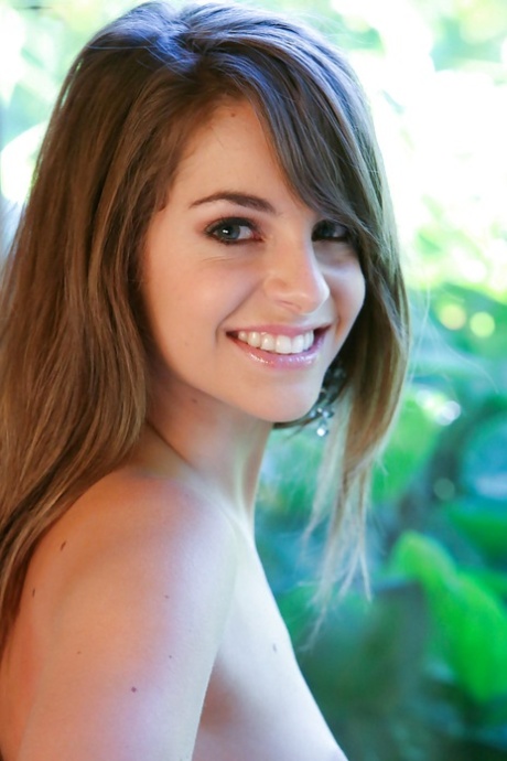 Миниатюрная порнозвезда Кимми Грейнджер показывает маленькие сиськи перед тем, как поиграть с киской картинка 16