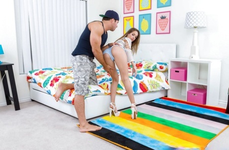 Длинноногая порнозвезда Кимми Грейнджер демонстрирует крошечные сиськи, трахаясь с большим членом картинка 2