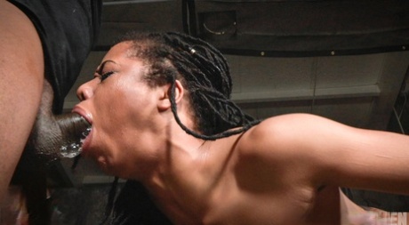 Негритянку Киру Нуар поджаривают на вертеле черные и белые мужчины в подземелье картинка 11