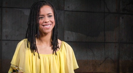 Миниатюрную чернокожую девушку Киру Нуар принуждают к грубому сексу, пока ее сдерживают картинка 2