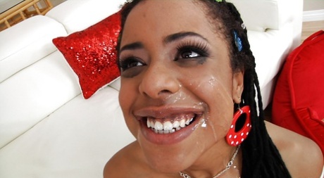 Черная порнозвезда Кира Нуар принимает болезненный трах в попку и сперму на лицо картинка 16