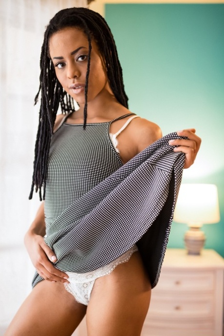 Длинноногая соло-модель скрещивает свои голые ноги, когда полностью раздевается картинка 5