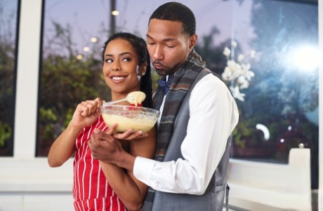 Негритянка Кира Нуар завершает секс черное на черном спермой на своем лице картинка 3