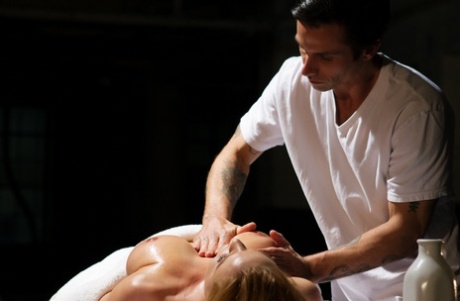 Горячая блондинка Крисси Линн занимается сексом со своим массажистом картинка 11