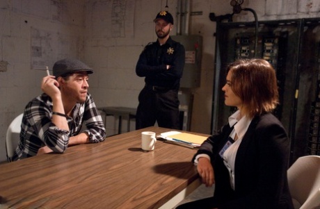 Рыжеволосый правительственный агент работает под прикрытием в качестве секс-рабыни картинка 1