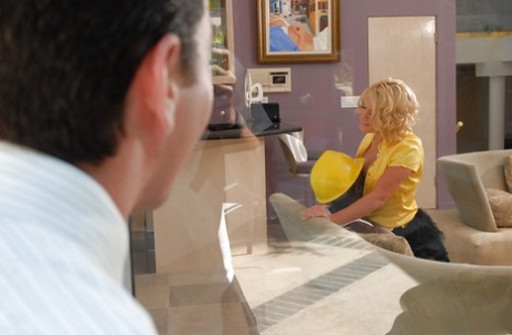 Возбужденная мамаша Крисси Линн получает удар по своей киске черным членом картинка 2