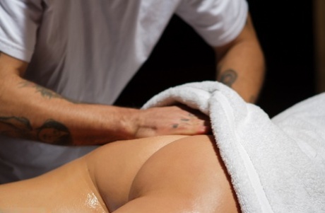 Горячая блондинка Крисси Линн занимается сексом со своим массажистом картинка 7