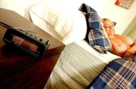 Спортивная блондинка с круглыми сиськами Крисси Линн дрочит сиськи и трахается картинка 1