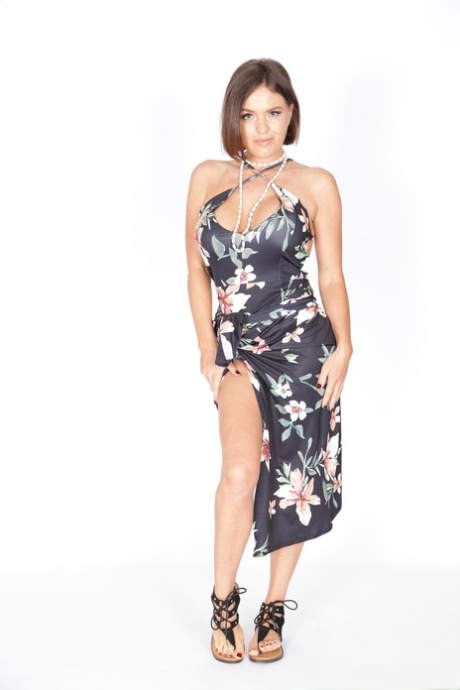 Длинноногая белая девушка берет его в задницу во время межрасового секса ММФ картинка 1