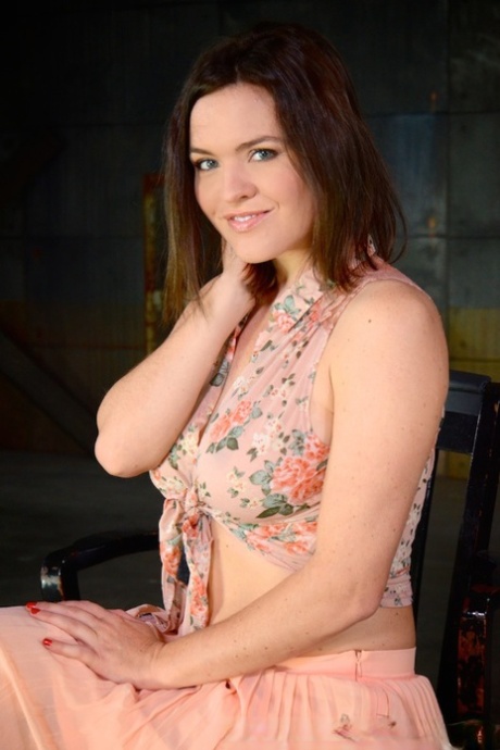 Рабыню Крисси Линн с завязанными глазами заставили заглатывать член во время траха картинка 2