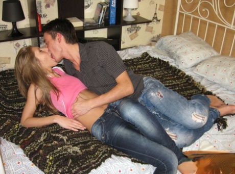 Случайный секс с подростком Парень трахает симпатичную молоденькую девушку картинка 3