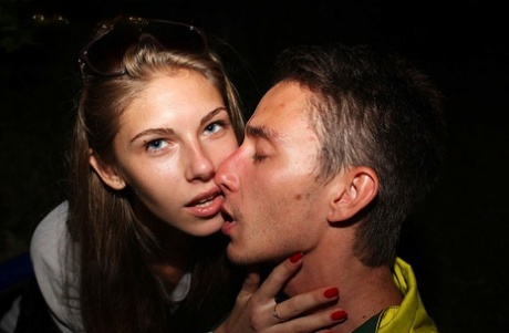 Любительская цыпочка занимается жестким аналом на футоне в позе раком картинка 5